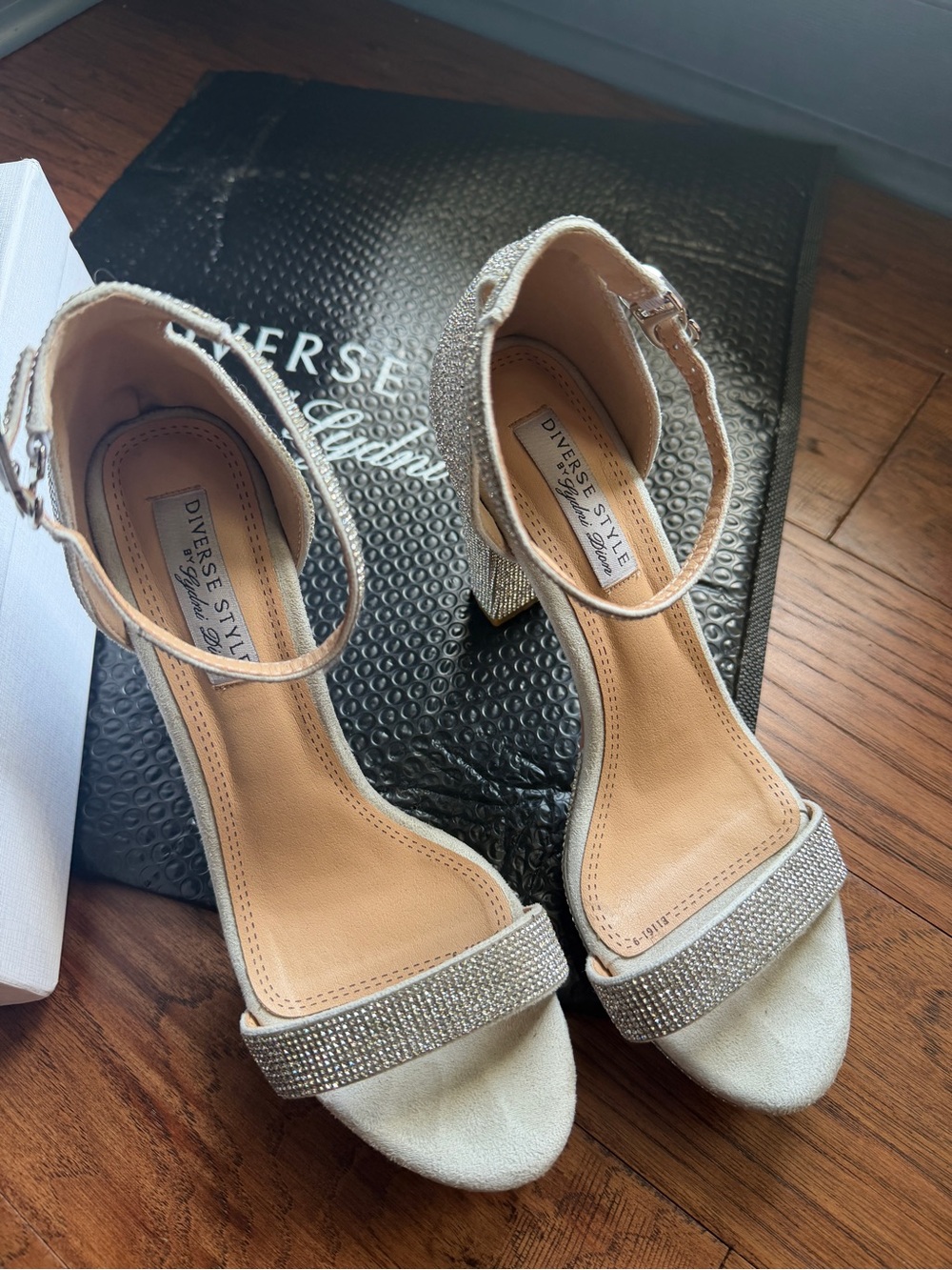 Diverse Style Rhinestone heel - Picture 2 of 4
